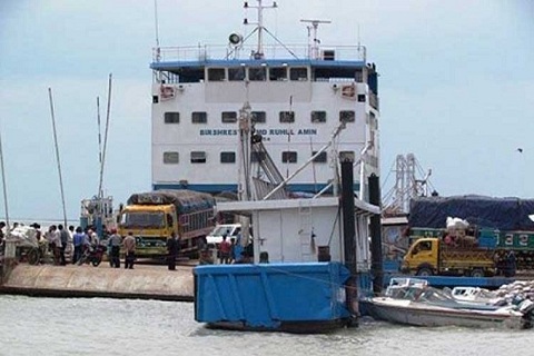 ফেরি স্বল্পতায় পাটুরিয়া-দৌলতদিয়ায় গাড়ির সারি